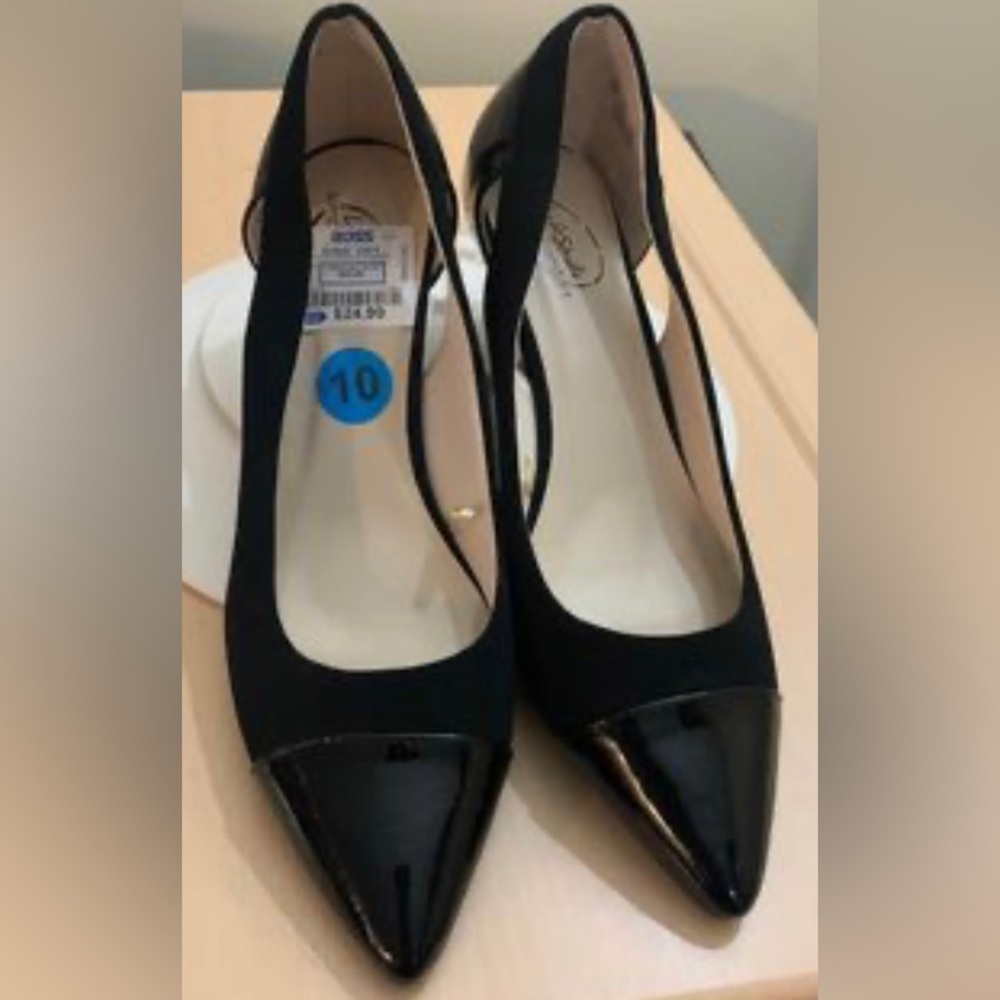 Woman’s black pumps. Brand new never worn